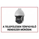 Nestron FTB-KMT02 Műanyag figyelmeztető tábla: "A településen térfigyelő rendszer működik"; 210x300x1 mm